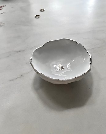 Ceramiczna Miseczka na Biżuterię Biała ze Srebrną Muszelką i Rantami, Maison Fragile