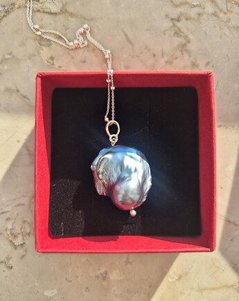 Srebrny naszyjnik z kuleczkami z wisiorem z granataowej perły barokowej, Dziewczyna i Perły