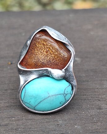 Z niebieskim - pierścionek regulowany, po drugiej stronie lustra