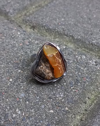 Surowy krajobraz - pierścionek regulowany, po drugiej stronie lustra