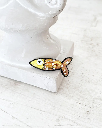 Broszka mini RYBKA 26 ręcznie haftowana przypinka rękodzieło śledzik, HAART