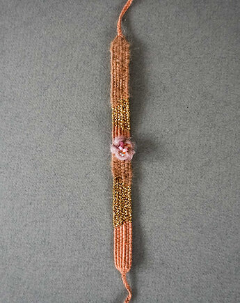 Bransoletka handmade z nici z kwiatuszkiem i koralikami, Słońcem Tkane