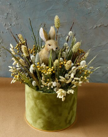 Flower box ,,Zając w trawie" wiosenna kompozytcja na stół, Rondo Kwiatowe