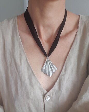 Naszyjnik ORIGAMI duży, jedwab, czarny, mosiądz w srebrnym kolorze, modesign