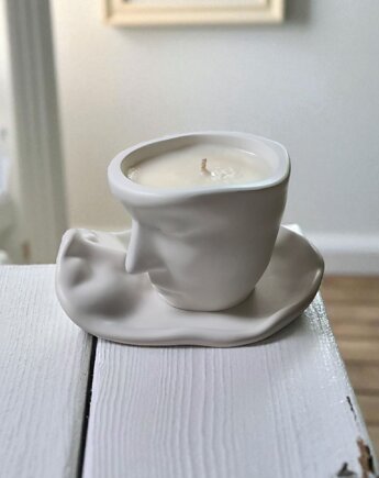 Świeca sojowa w naczyniu gipsowym SIMPLE WHITE, inspirowana La vie est belle, Oyka Candle