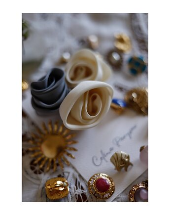 Zestaw trzech jedwabnych broszek, Celina Parysów