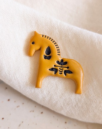 Pin przypinka z koniem w kolorze musztardowym hobby horse dla koniary, Dary Rusałki