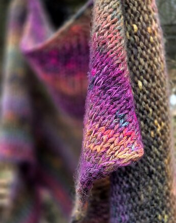 Nakrapiana różami  / asymetryczna chustka, agat handmade