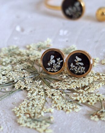 Kolczyki pozłacane z kwiatami dzikiej marchwi na brązowej akwareli - Dzika Ma..., Slow Jewelry