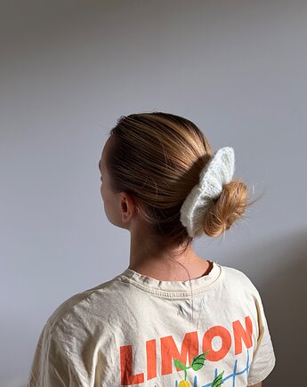Wełniana puchata scrunchie z błyszczącą nitką, fumi knits