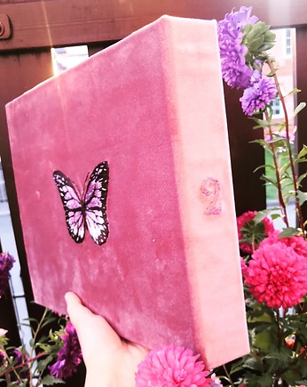Album na zdjęcia z haftowanym ręcznie motylkiem, Bookbinding by Susan