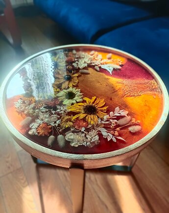 Okrągły stolik kawowy z kompozycją kwiatową na bursztynowym tle, Majuto Resin Art