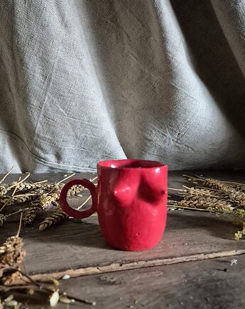 Kubek cycuszki czerwony, kubek Rzeźba kobieta, cappuccinka cycuszek, Fiona Ceramics