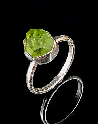 Pierścionek wiosna- peridot w blasku srebra, Pracownia Neores