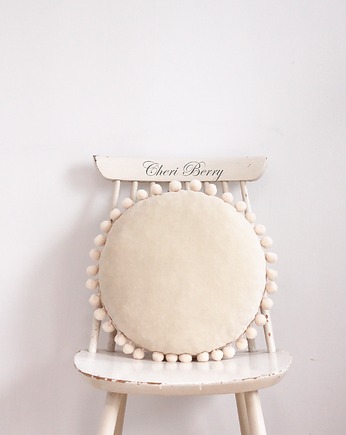 Poduszka welur okrągła z pomponami boho beżowa, Cheri Berry