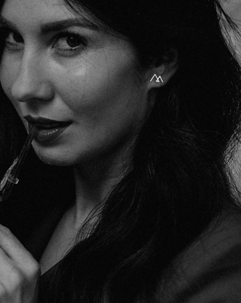 Srebrne kolczyki góry, Szkatułka Emi