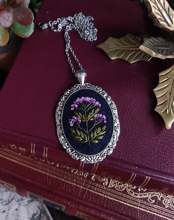 Haftowany wisiorek z walerianą, Czarownicze Hafty