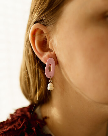 Wiszące kolczyki z perłą, Dwie Gliny