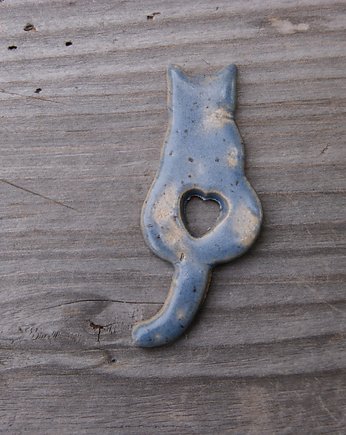 Ceramiczny magnes kot niebieski z sercem, Gliniana Koniczynka