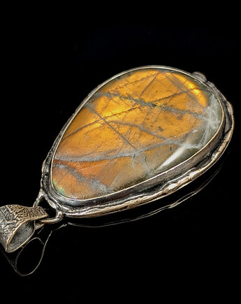 Zachodzące słońce labradorytu, Pracownia Neores