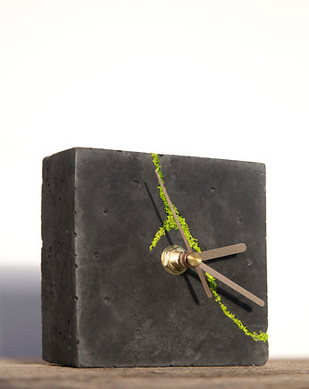 Kwadratowy betonowy zegar stołowy z chrobotkiem reniferowym- ciemny, Joanna Komorowska Studio