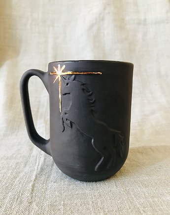 Czekoladowy kubek Jednorożec ze złotą gwiazdą, JoGi pracownia ceramiki 