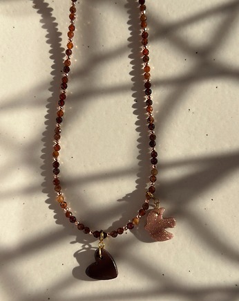 Czekoladowy naszyjnik z granatu z charmsami - serduszko i ptaszek, BeeŻuuu Maja Pluta