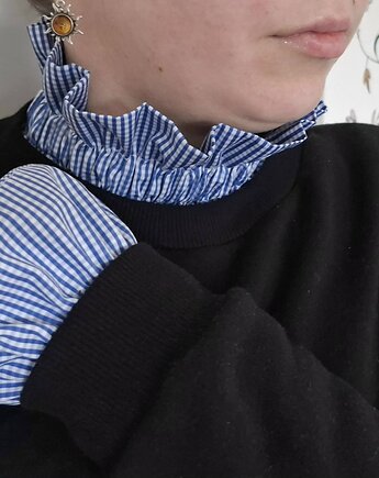 Kołnierzyk z mankietami w niebieską kratkę, Rzecz w Tym