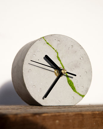 Okrągły betonowy zegar stołowy z chrobotkiem reniferowym - jasny, OSOBY - Prezent dla Kobiety