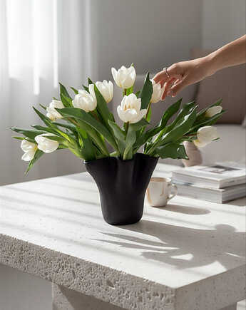 Czarny wazon na kwiaty, dekoracja na stół, asymetryczny kształt, umi ceramika