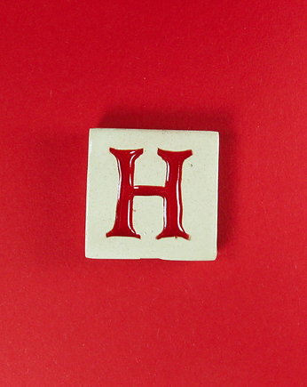 Ceramiczny magnes, czerwona literka H, M.J