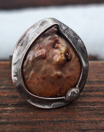 Perła po prostu - pierścionek regulowany, po drugiej stronie lustra