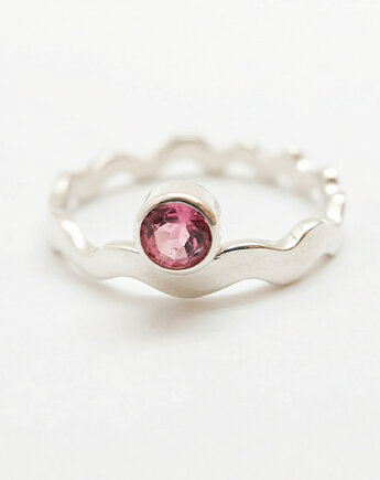 Srebrny pierścionek Fala z różowym turmalinem, Wierzbanowska