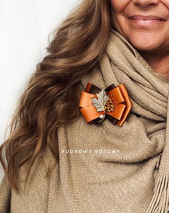 Brosza z unikatowym liściem z perełką i kryształkami Liść, Pudrowy Różowy