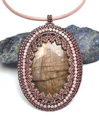 Siucairean, wisior z różowym labradorytem, haft koralikowy, Sol