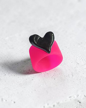 Pierścień z żywicy : szeroki : HEART : neon pink & black, kaktusia