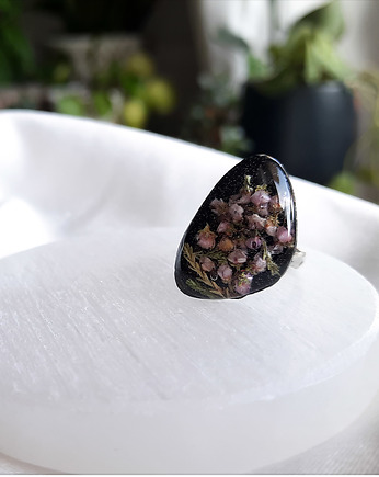 Pierścionek z wrzosem na czarnym tle, Figa handmade accessories