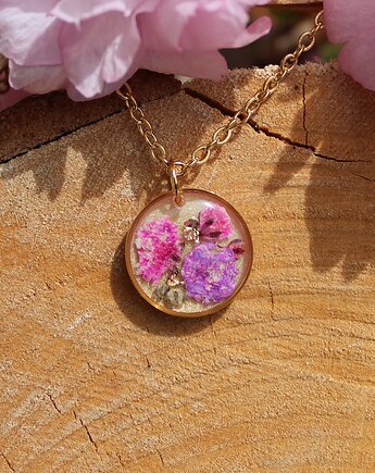 Vintage Złota zawieszka złoty wisiorek prawdziwe kwiaty w żywicy fioletowe, zkwiatem