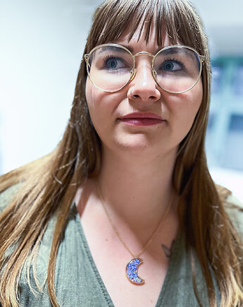 Delikatny naszyjnik z żywicy z niezapominajkami, So Jewelry