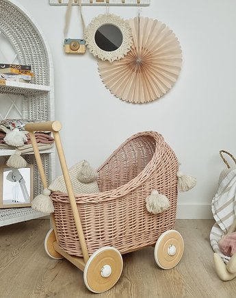 Wiklinowy wózek dla lalek pchacz różowy z brokatem z chwostami i pościelą, WikliBox
