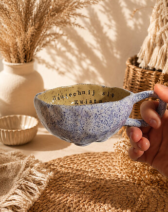 Ceramiczna filiżanka handmade z napisem i kwiatem, Agnieszka Szehyńska Ceramika