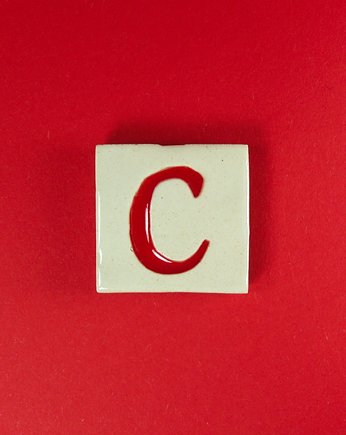 Ceramiczny magnes, czerwona literka C, M.J