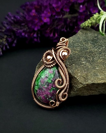 Zoisyt z rubinem wisiorek wire wrapping, Blue Pearl Art