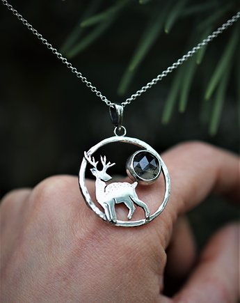 Srebrny naszyjnik z jeleniem, Dziki Królik