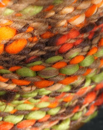 Brązowy komin z ręcznie przędzionej wełny, jesienna paleta barw, Strojownia