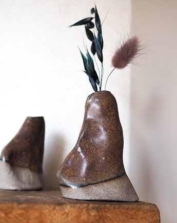 Mały wazon szaro-brązowy, drobne sztuki