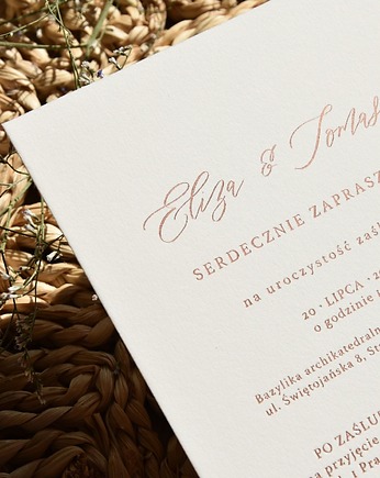 Zaproszenie na bawełnianym papierze z hot stampingiem rose gold i letterpress, drukanturium