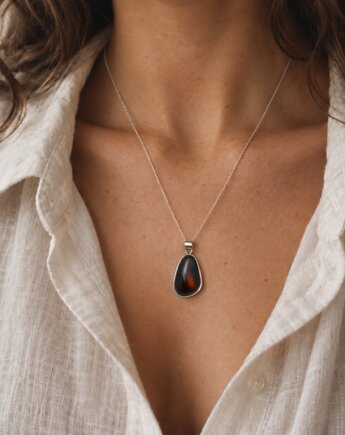 Elegancki Naszyjnik z Naturalnym Ciemnym Bursztynem w Kształcie Kropli, Amber Charm