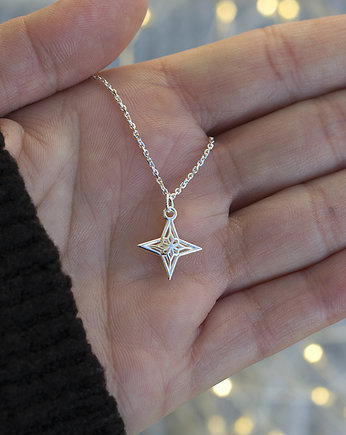 Srebrny wisiorek z różą wiatrów, Szkatułka Emi