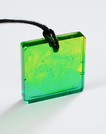 Żółto-zielony, kwadratowy wisiorek z żywicy epoksydowej handmade, Akrylove art